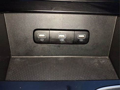 Used 2023 Kia Carnival LX image 22