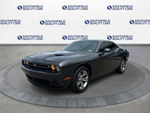 Used 2019 Dodge Challenger SXT RWD image 2