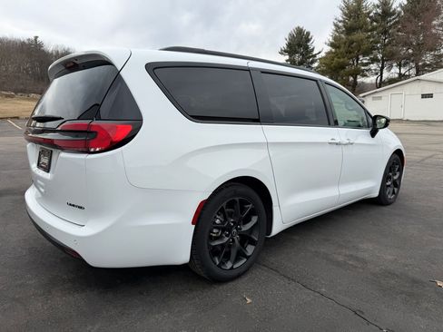 Used 2025 Chrysler Pacifica Limited image 5