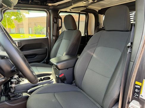 Used 2022 Jeep Gladiator Sport AWD/4WD image 3
