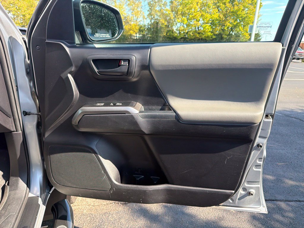 Used 2021 Toyota Tacoma SR5 AWD/4WD image 25