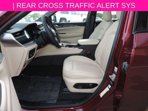 Used 2025 Jeep Grand Cherokee L Limited w/ Luxury Tech Group II image 16