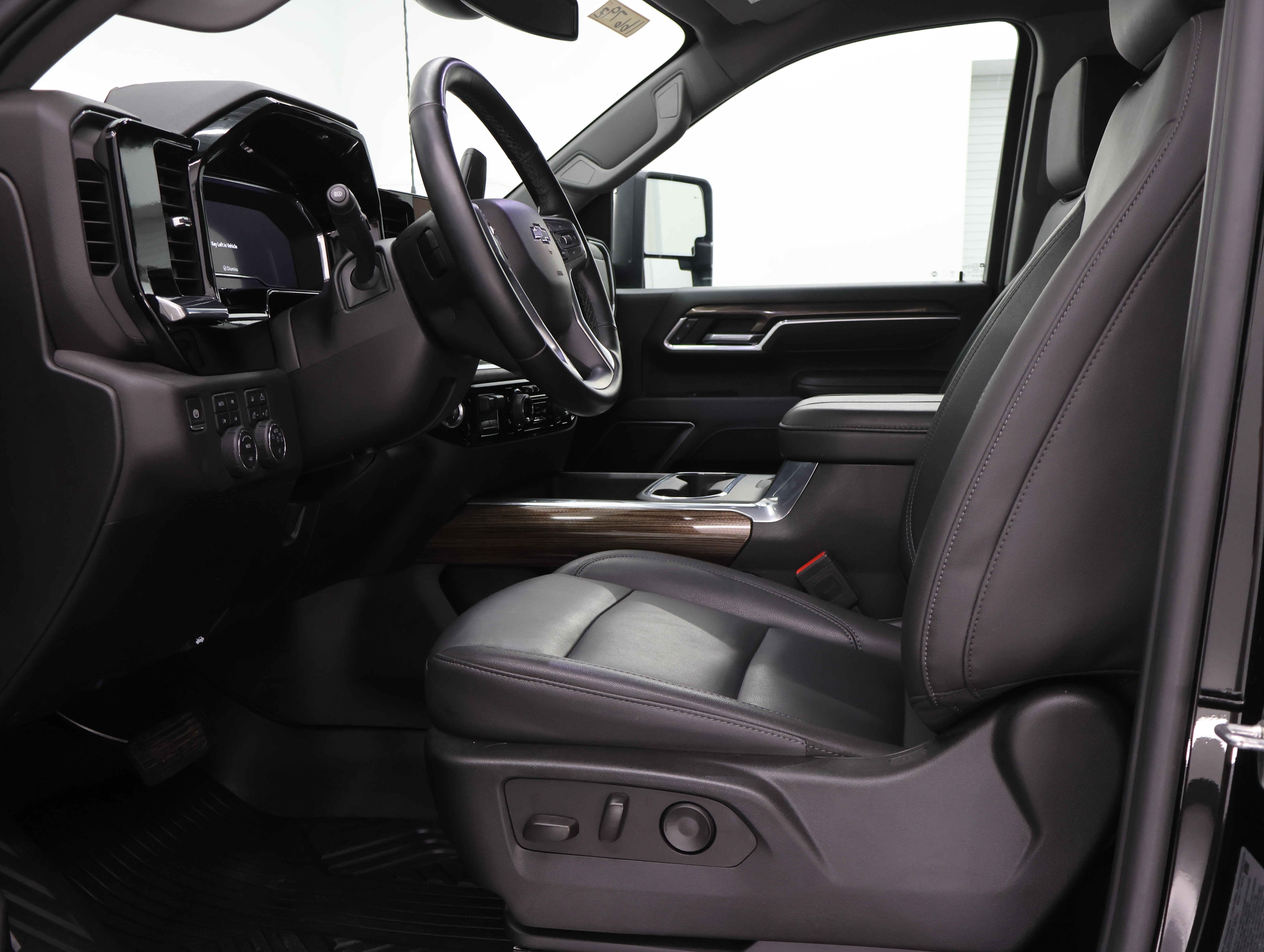 Used 2025 Chevrolet Silverado 2500 LT w/ Trail Boss Package AWD/4WD image 8