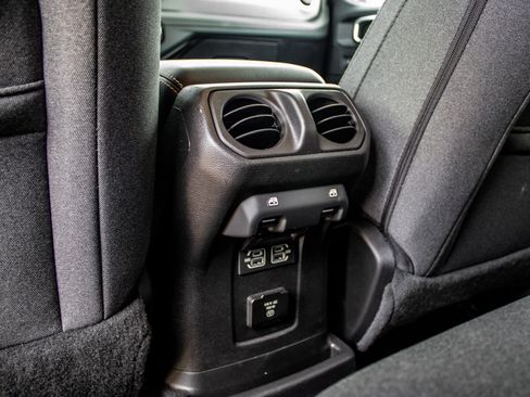 Used 2025 Jeep Wrangler Unlimited Sahara AWD/4WD image 25