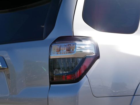 Used 2022 Toyota 4Runner Limited AWD/4WD image 15