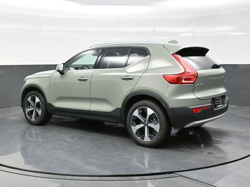 Used 2025 Volvo XC40 B5 Plus image 4