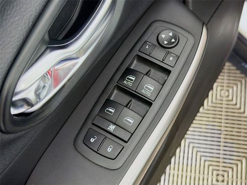Used 2020 Jeep Cherokee Latitude Plus w/ Cold Weather Group AWD/4WD image 23