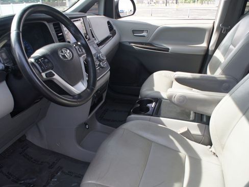 Used 2019 Toyota Sienna XLE FWD image 13