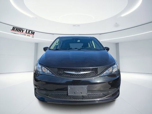 Used 2023 Chrysler Voyager LX image 7