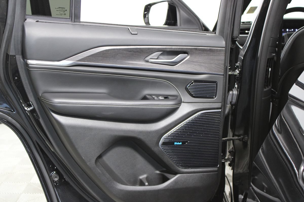 Used 2023 Jeep Grand Cherokee Overland w/ Advanced Protech Group III AWD/4WD image 29