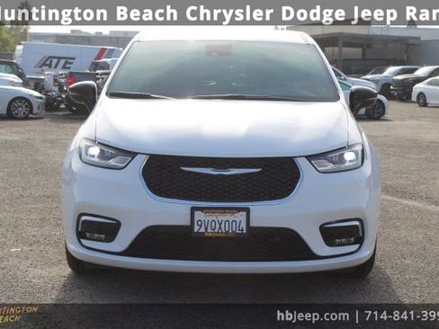 Used 2026 Chrysler Pacifica Select image 2