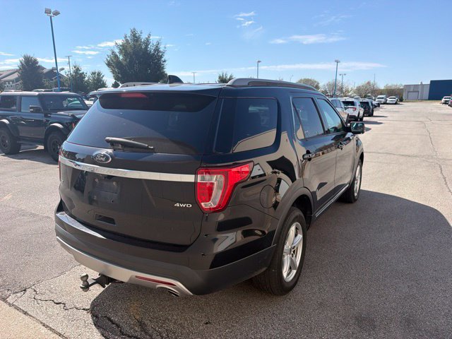 Used 2017 Ford Explorer XLT w/ Equipment Group 202A AWD/4WD image 4