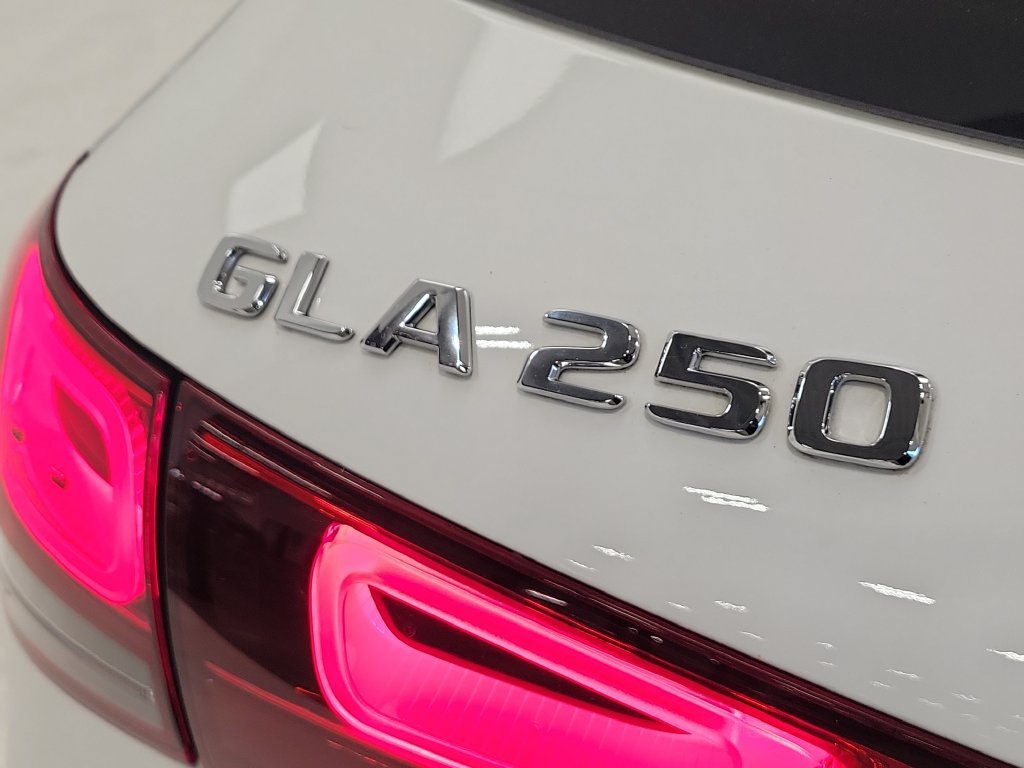 Used 2023 Mercedes-Benz GLA 250 4MATIC w/ Premium Package image 9