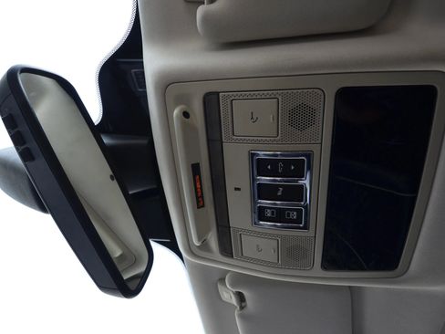 Used 2016 Jaguar XJ R-Sport image 32