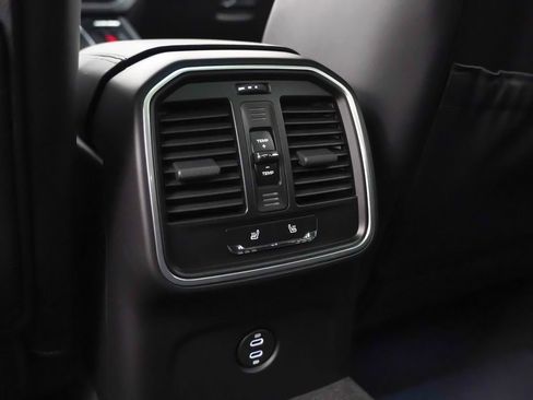 Certified 2026 Porsche Macan AWD/4WD image 33