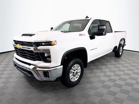 Used 2024 Chevrolet Silverado 2500 LT w/ Convenience Package AWD/4WD image 3