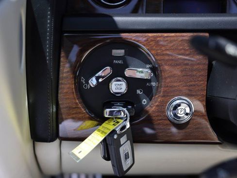 Used 2015 Rolls-Royce Phantom Drophead Coupe image 20