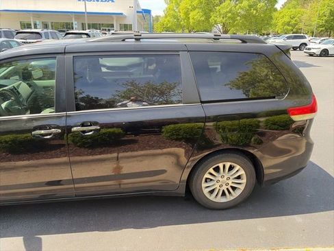 Used 2014 Toyota Sienna XLE w/ XLE Premium Package image 5