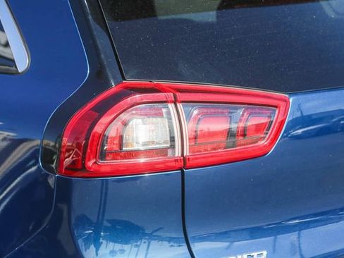 Used 2019 Kia Niro EX image 11