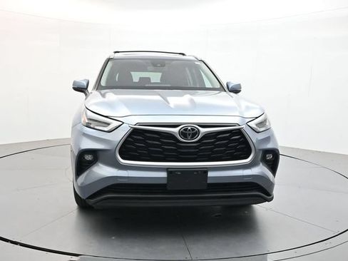 Used 2022 Toyota Highlander XLE AWD/4WD image 2