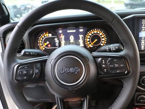 Used 2025 Jeep Gladiator Mojave AWD/4WD image 25
