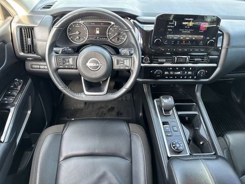 Used 2024 Nissan Pathfinder SL w/ Black Appearance Package image 13