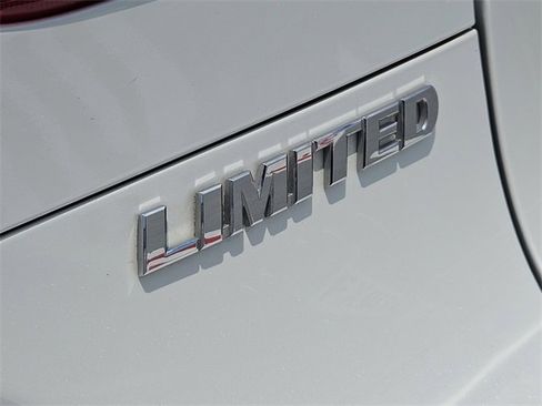 Used 2023 Toyota Venza Limited image 12