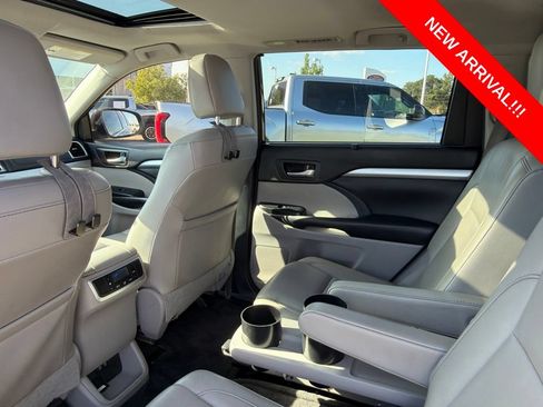 Used 2018 Toyota Highlander XLE AWD/4WD image 8