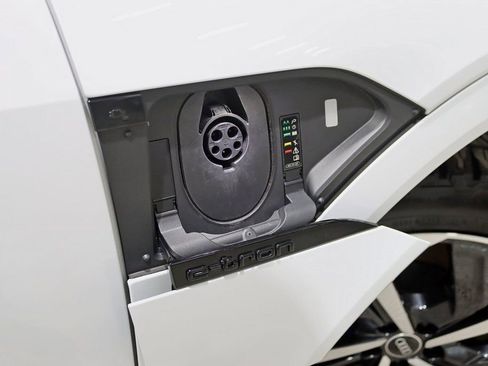 Used 2024 Audi Q8 e-tron Prestige image 41