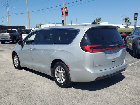 Used 2024 Chrysler Pacifica Touring-L FWD image 8