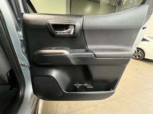 Used 2017 Toyota Tacoma TRD Off-Road AWD/4WD image 13