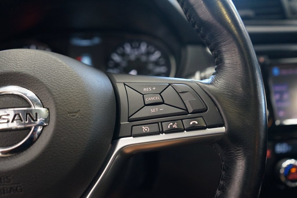 Used 2017 Nissan Rogue SV AWD/4WD image 32