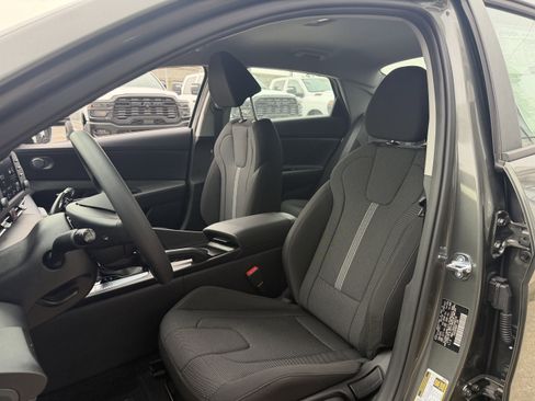 New 2026 Hyundai Elantra SE FWD image 25