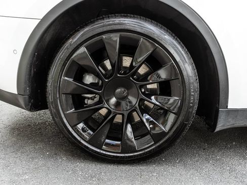 Used 2022 Tesla Model Y Long Range AWD/4WD image 28