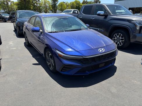 Used 2024 Hyundai Elantra Limited FWD image 2