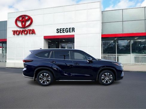 Used 2024 Toyota Highlander LE image 2