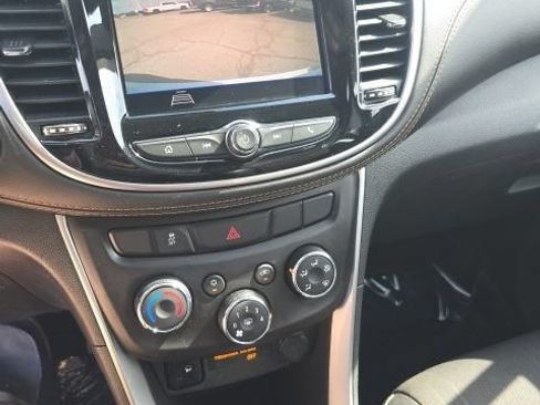 Used 2022 Chevrolet Trax LT w/ LT Convenience Package FWD image 16