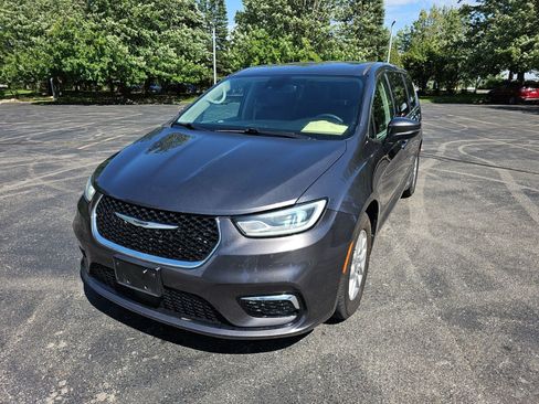 Used 2023 Chrysler Pacifica Touring-L FWD image 2