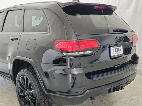 Used 2018 Jeep Grand Cherokee Altitude AWD/4WD image 7
