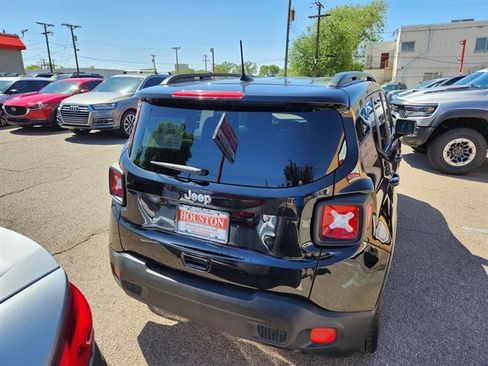 Used 2018 Jeep Renegade Latitude image 2