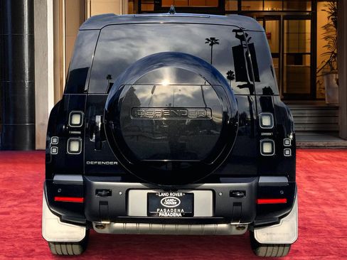 New 2026 Land Rover Defender 130 X-Dynamic SE image 4