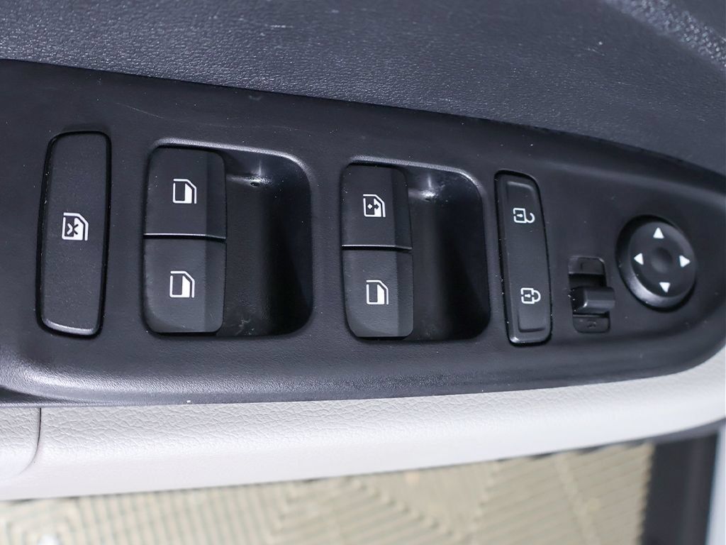 Certified 2026 Hyundai Venue SEL FWD image 31