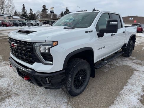 Used 2024 Chevrolet Silverado 2500 ZR2 w/ Technology Package image 3