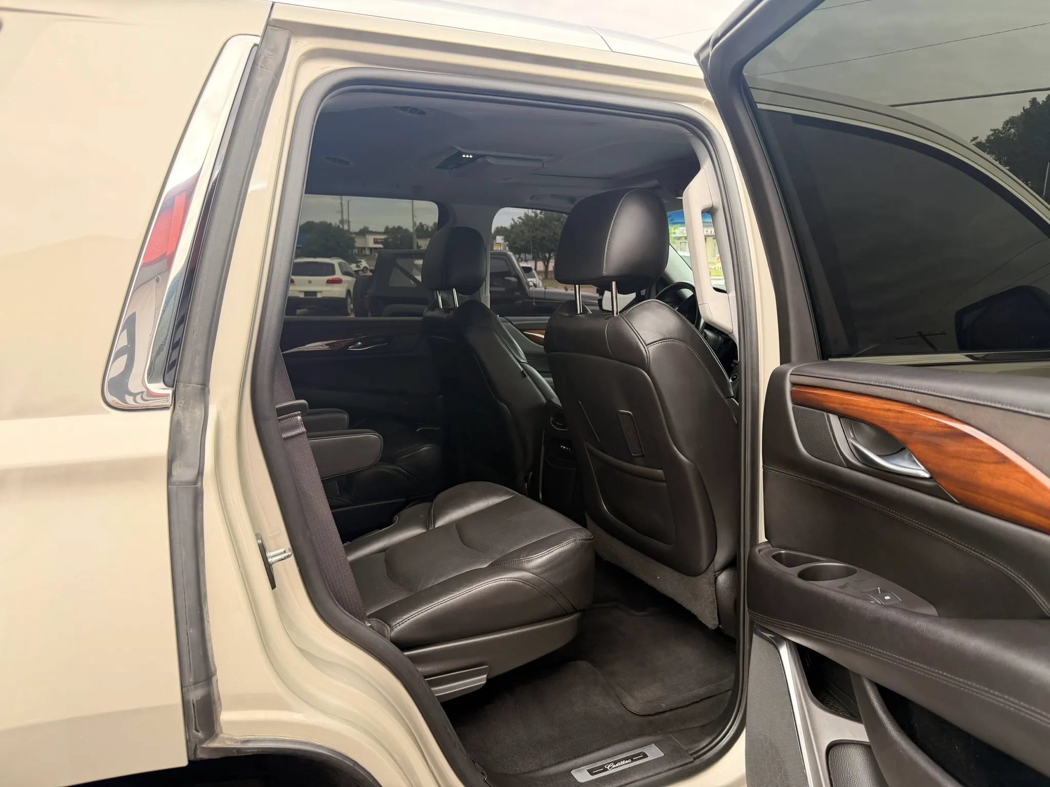 Used 2016 Cadillac Escalade Luxury AWD/4WD image 35