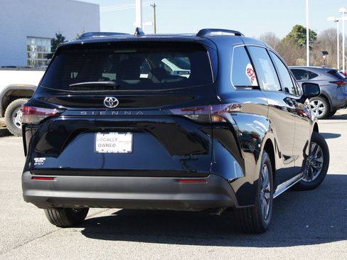 Used 2026 Toyota Sienna LE FWD image 30