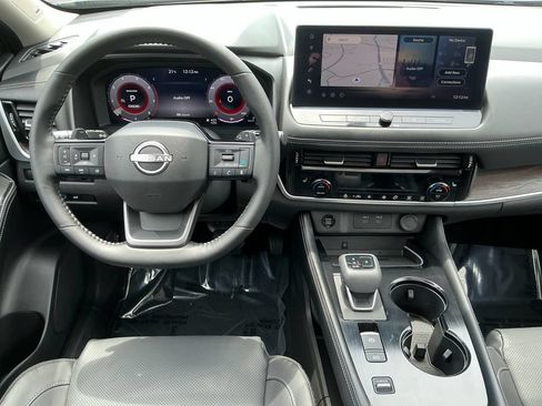 Used 2025 Nissan Rogue Platinum FWD image 16