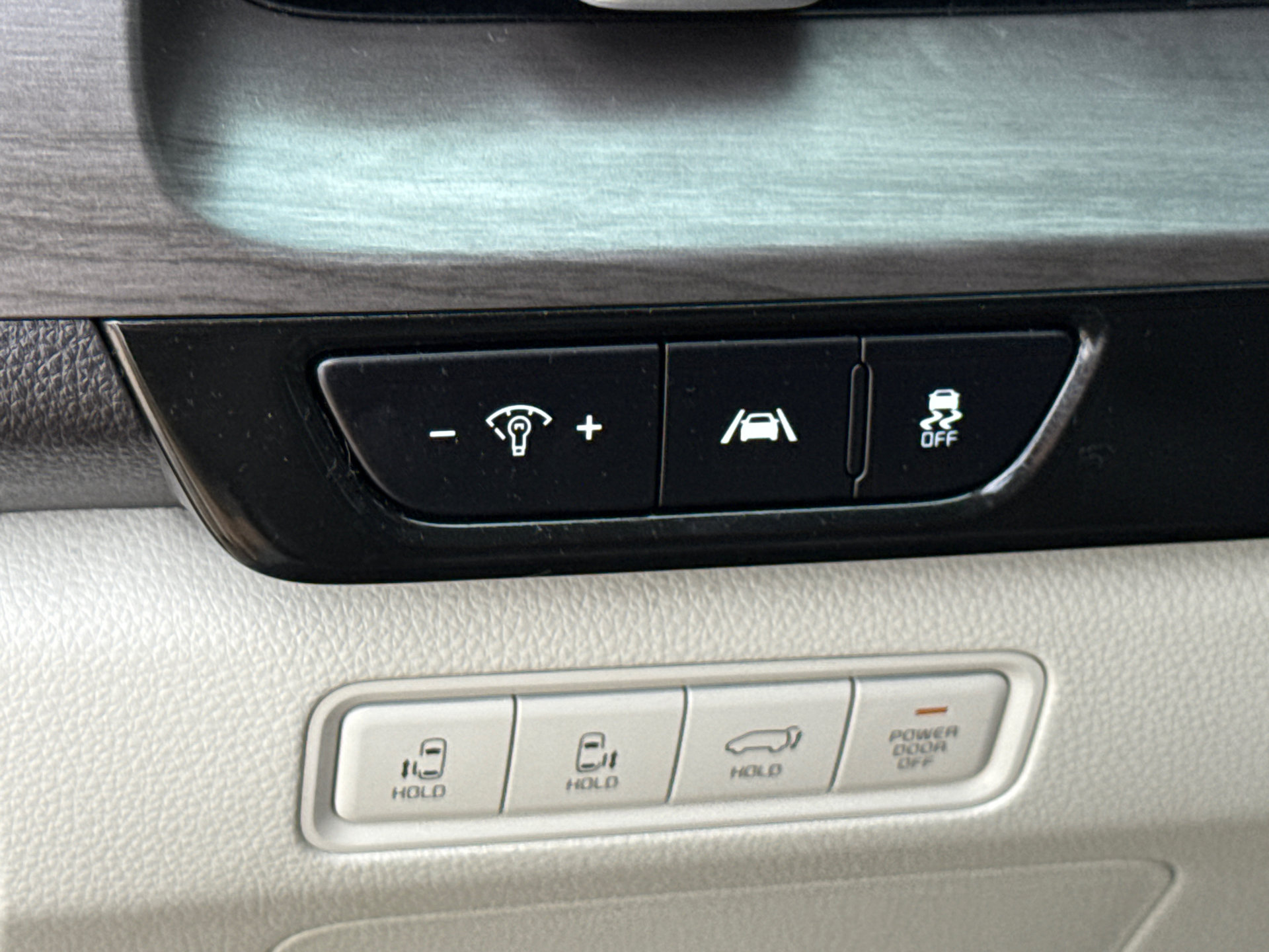 Used 2023 Kia Carnival EX FWD image 23