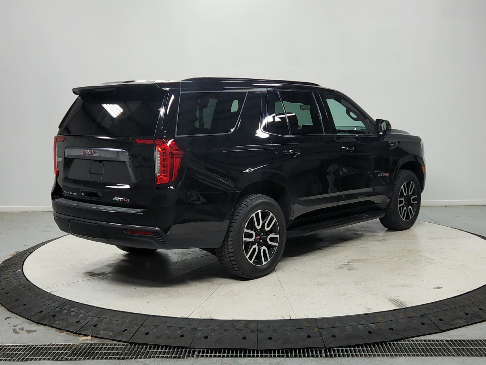 Used 2023 GMC Yukon AT4 AWD/4WD image 8