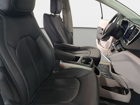 Certified 2024 Chrysler Pacifica Touring-L image 11