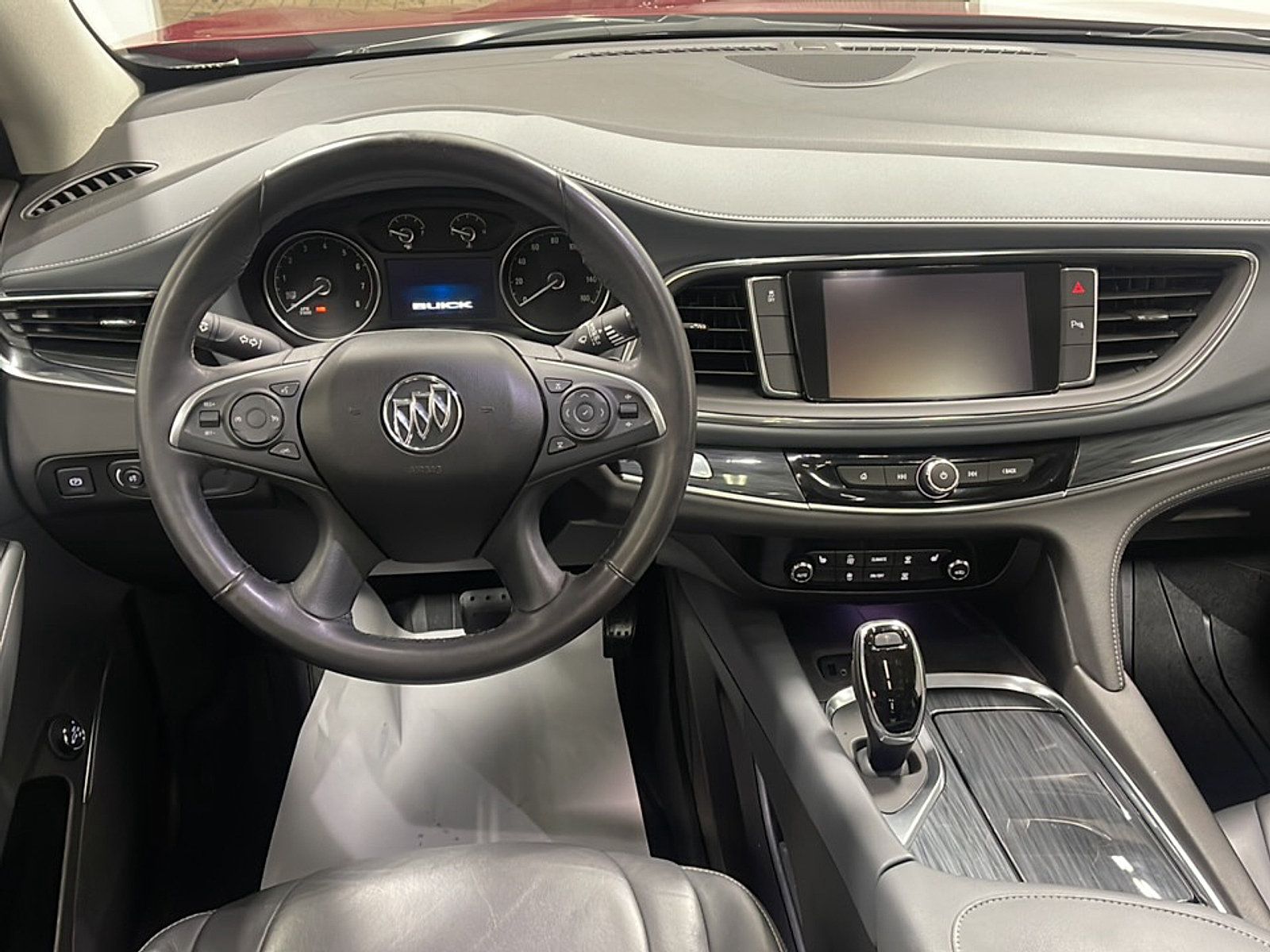 Used 2018 Buick Enclave Essence FWD image 3